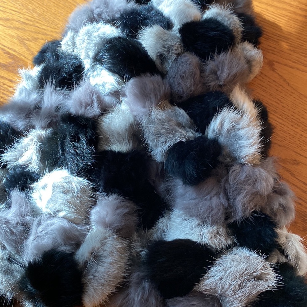 NWOT Rabbit fur scarf - Picture 9 of 10